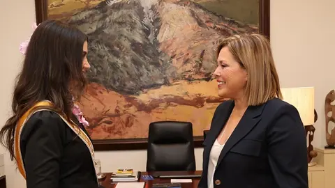 Astrid Pérez junto a la Reina del Hogar Canario Venezolano