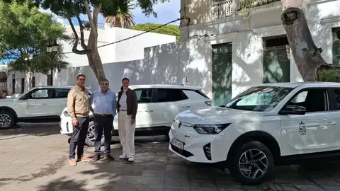 El alcalde y la concejal del Área con los vehículos que ha comprado la institución