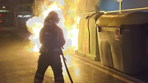 Imagen del momento en el que tuvo que actuar uno de los bomberos