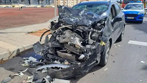 El coche quedó totalmente destrozado por la parte delantera