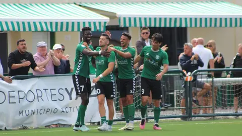Los jugadores celebrando por fin el tanto de una victoria