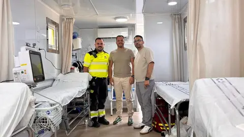 El alcalde de Arrecife y el concejal de Festejos con uno de los responsables del puesto.