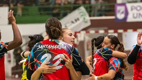 Jugadoras del Zonzamas en el pabellón de San Bartolomé.