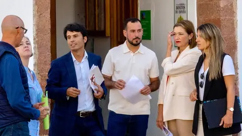 Tana Reyes (Centro) junto a concejales PSOE