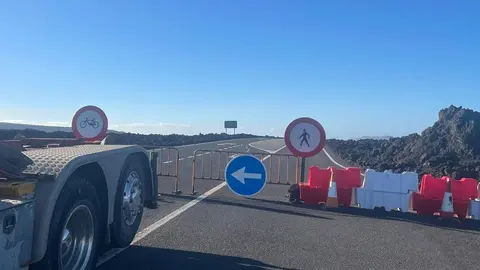 Cartel en el que se ve claramente la prohibición de acceso a la zona para los ciclistas.