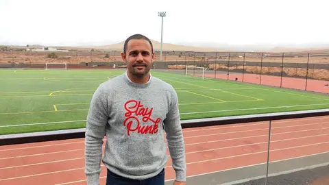 Alejandro Ramírez en el campo de fútbol de Costa Teguise