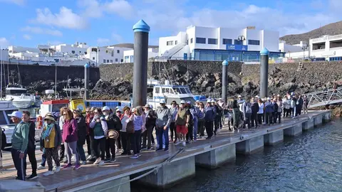 Los mayores en el muelle para coger el barco