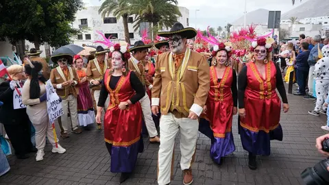 El alcalde y su equipo de gobierno disfrutando del Carnaval a pesar del mal tiempo
