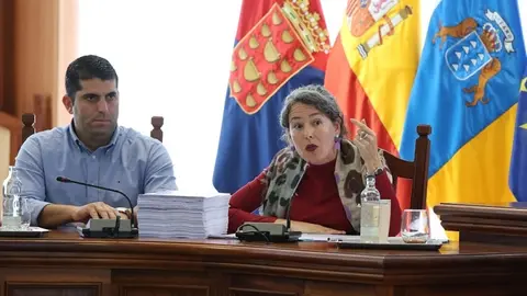 Benjamín Perdomo y Ariagona González durante el último pleno celebrado en el Cabildo.
