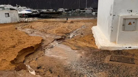 Calles de La Graciosa tras las precipitaciones sufridas este martes.