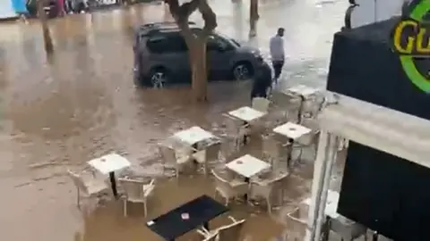 Imagen de una de las avenidas de Puerto del Carmen totalmente inundada.