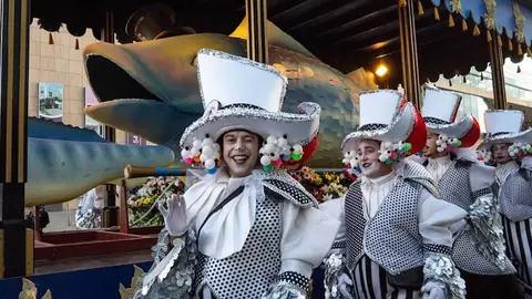 Imagen de la sardina y el pejín con los integrantes de la murga ganadora del Carnaval.
