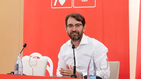 Antonio Olivera en la sede del PSOE.
