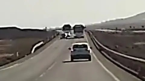 Imagen del momento del peligroso adelantamiento.