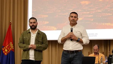 Oswaldo Betancort y Jesús Machín Tavio en la presentación del borrador del PIOT al sector primario.