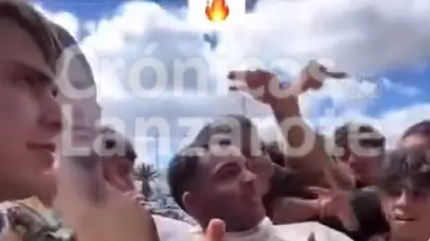 Los influencers Erra y Juan Beato rodeados de cientos de jóvenes en los exteriores del Open Mall. (1)