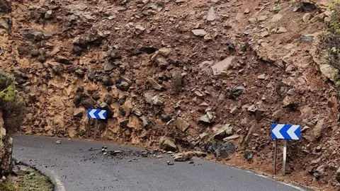 Imagen de este sábado de las rocas en la carretera