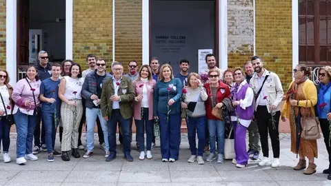 Los integrantes del PP este sábado por la mañana en la puerta del Cabildo Viejo, en Arrecife