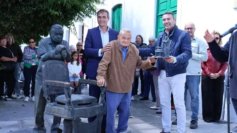 El presidente del Cabildo con el homenajeado y el alcalde de Haría