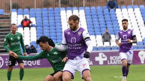 Imagen de una de las jugadas del duro encuentro