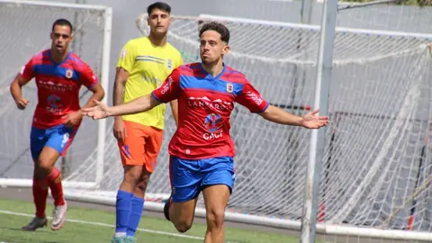 Momento de la celebración de uno de los tantos del encuentro