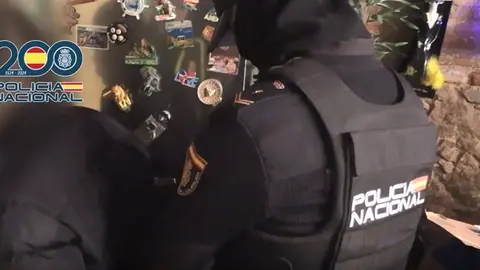 Agente de la Policía Nacional realizando una detención durante la operación para desarticular la operación contra una red de prostitución.