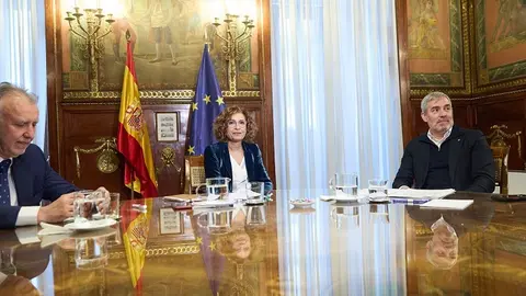 Fernando Clavijo junto al ministro Torres y la vicepresidenta Montero.