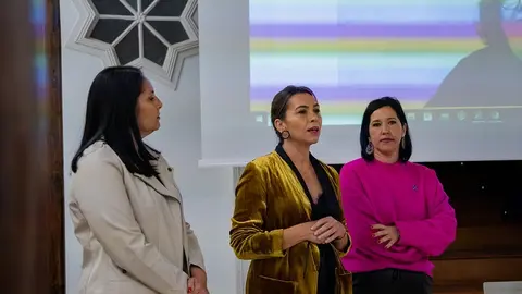 Maite Corujo junto a Abigail González y Cathaysa Suárez.