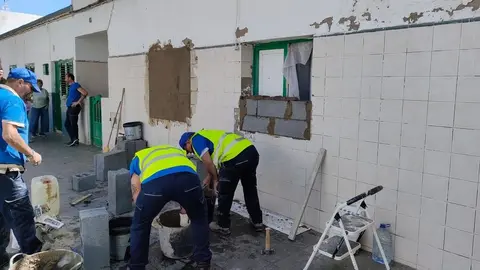 Los trabajadores del Ayuntamiento tapiando el inmueble