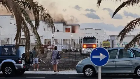 Imagen de la polémica parcela de entrada a Costa Teguise en una de las ocasiones en las que han tenido que actuar los bomberos y el SUC por un incidente dentro. 