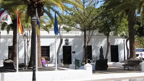 Imagen de la fachada del Ayuntamiento de Yaiza. 