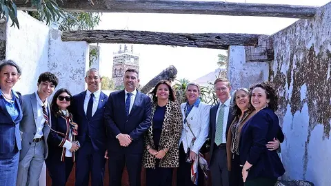 Oswaldo Betancort y Olivia Duque junto a la delegación de San Antonio en la visita a la Casa Torres en Teguise