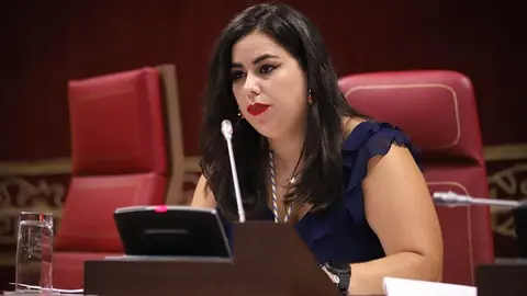 Alicia Pérez en el Parlamento de Canarias.