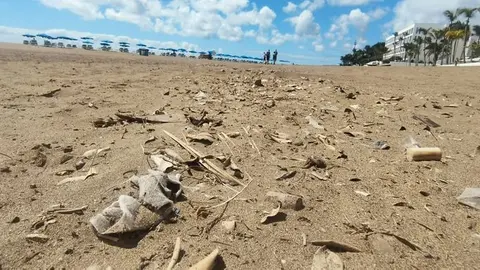 Imagen captada por los nacionalistas de la suciedad que se acumula en la Playa Grande.