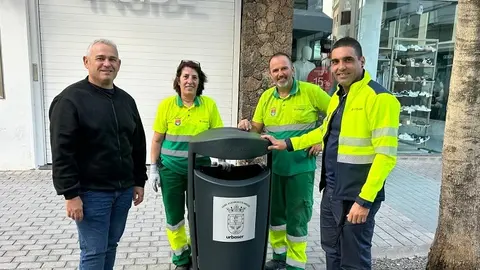 Jacobo Lemes junto a los operarios durante la instalación de las nuevas papeleras.