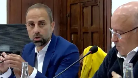 Jonas Álvarez junto a Fernando Jiménez, componentes del grupo mixto del Ayuntamiento de Teguise.