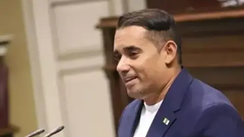 Yoné Caraballo en el Parlamento de Canarias.