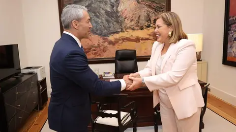 Astrid Pérez junto al alcalde de la ciudad de San Antonio de Texas, Ron Nirenberg