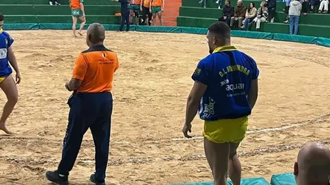 Club de Lucha Maninidra durante su visita al terrero de Haría.