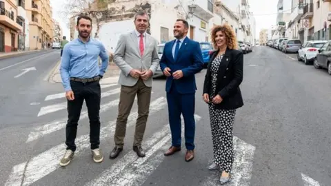 Imagen de la visita de Manuel Domínguez que utiliza VOX para denunciar el plagio de su idea.