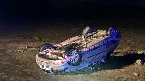 Estado del vehículo tras volcar en Teguise.