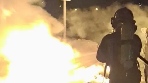 Bombero del Consorcio de Seguridad y Emergencias sofocando el fuego.