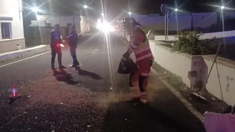 Momento de la actuación de los bomberos en presencia de la Policía Local