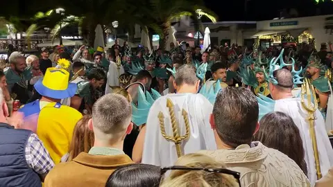 Imagen del impresionante aspecto del Pueblo Marinero de Costa Teguise con una batucada animando a la gente después del coso