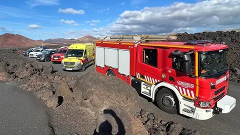 Camión de los bomberos en los Hervideros colaborando en el traslado.