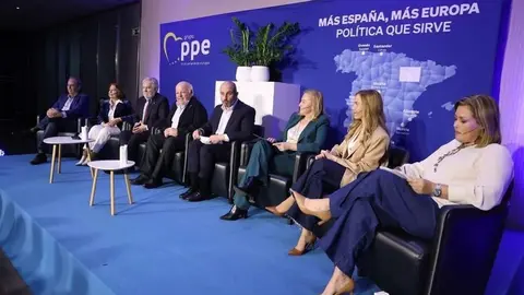 La presidenta del PP de Lanzarote con el resto de ponentes