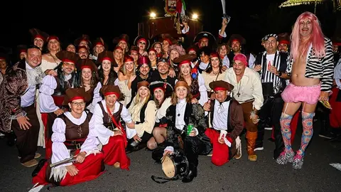 Piratas disfrutando del coso del Carnaval de Tinajo 2025.