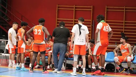 Imagen de archivo de los jugadores del conejeros recibiendo indicaciones de su técnico.