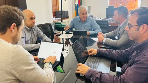 José Juan Cruz y Ulpiano Calero junto a Jacobo Medina.