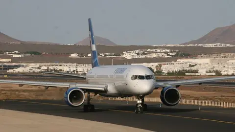 Un avión tomando tierra en el aeropuerto de Lanzarote.